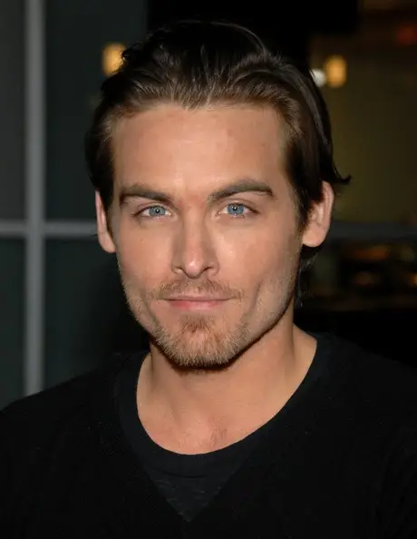 How tall is Kevin Zegers?